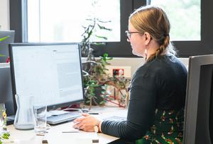 Ilse Krätschmer examines data