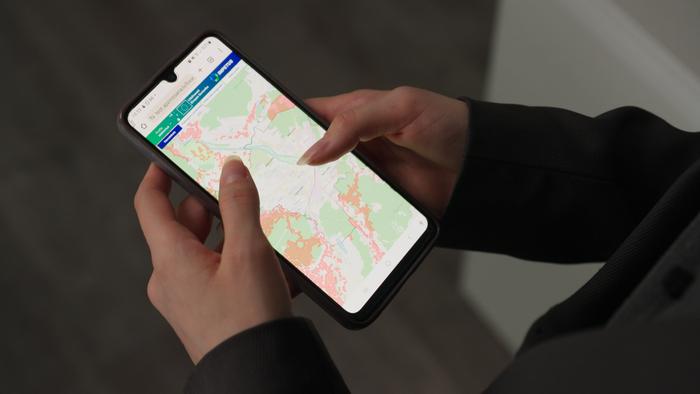 Phone with an app that warns of flooding