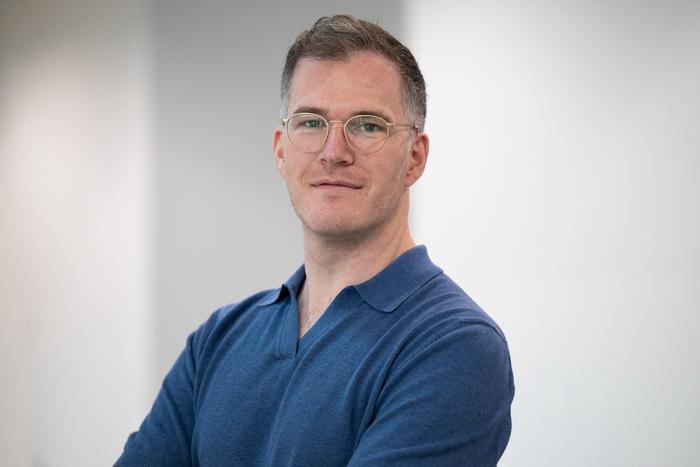 Dr. Max Farnworth, head of the Emmy Noether Research Group “Neural Circuit & Systems Evolution” at JGU