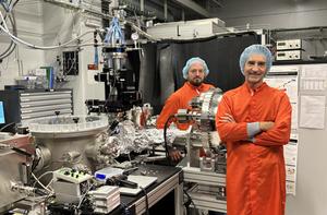 Prof. Jens Biegert (right) and Dr. Fernando Ardana-Lamas (left) in the Attoscience laboratory at ICFO.