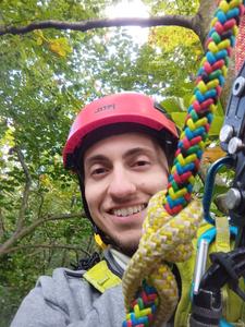 Der Erstautor Pedro Mittelman klettert auf eine Buche, um eine Kamera zur Überwachung von baumbewohnenden Kleinsäugetieren zu installieren.