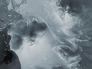 IcePiracy_SatelliteDotson_CopernicusESA_2025_Dotson Ice Shelf imaged by Sentinel-1