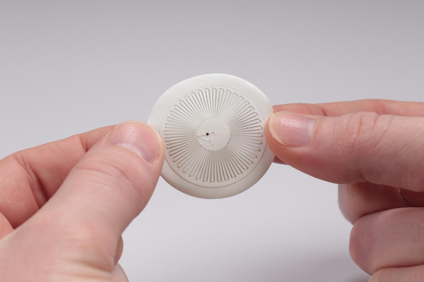 New Wearable Chemical Sensor Analyzes Sweat During Exercise, Even Swimming (1 of 11)