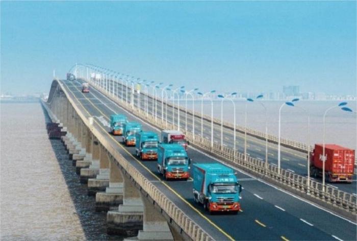 Illustrative example of AVs (highlighted in blue) operating in a platoon amidst conventional traffic on China’s Donghai Bridge.