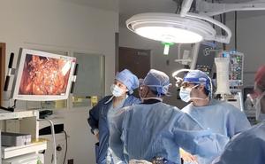 The Keck Medicine of USC surgical team evaluates the integrity of a bladder during the research and development stage of bladder transplantation.