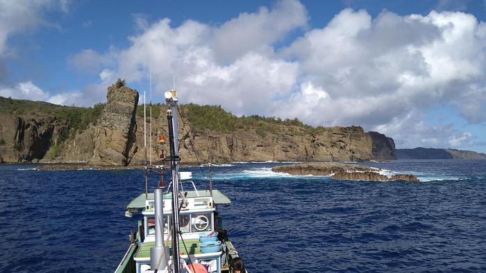 調査船から眺める小笠原諸島