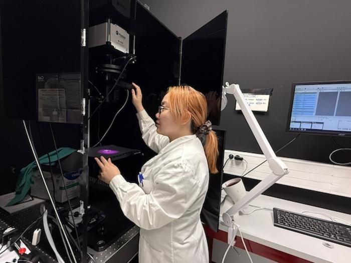 The student Liyan Ming - first author of the study - setting up a fluorescence imaging experiment.