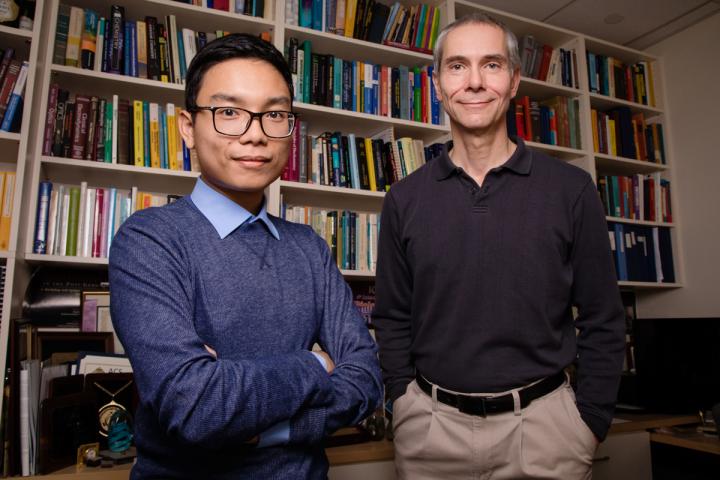 Illinois chemists demonstrate that carbon quantum dots emit light, may replace metal quantum dots.