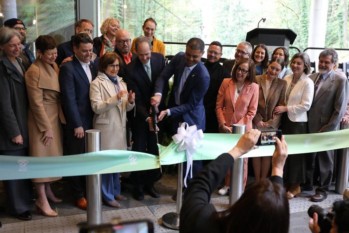 Vista Pavilion ribbon cutting