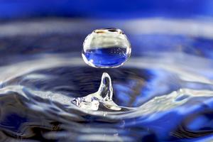 Analysis of water molecules confined in nanopores