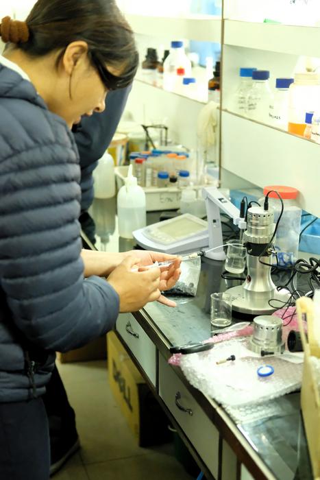 Rachna Jha tests photoreactor
