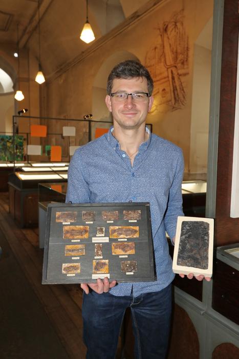 Daniel Falk presents fossils from the Geiseltal collection including a 45 million years old fog and several fish.