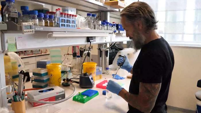 Researchers discover an unprecedented mechanism for weakening a bacterium responsible for food poisoning