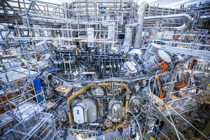 Blick in die Experimenthalle von Wendelstein 7-X