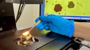 A platform of gold reveals the forces of nature’s invisible glue