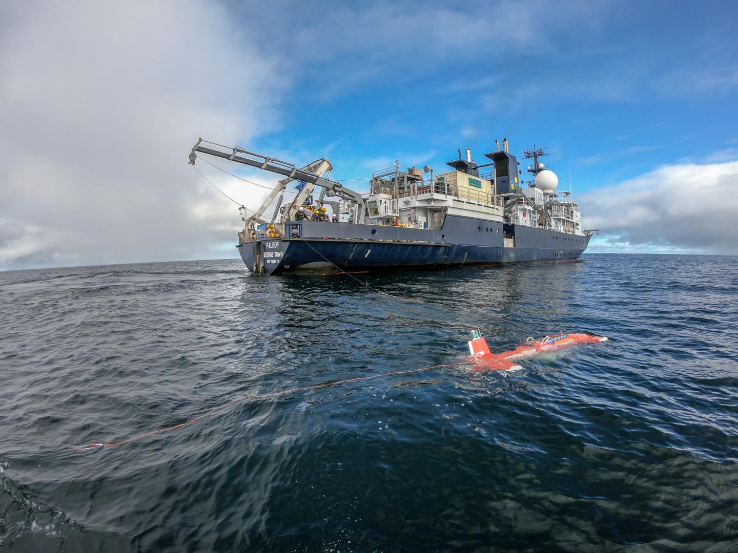 Research Vessel <em>Falkor</em> and AUV AE2000f