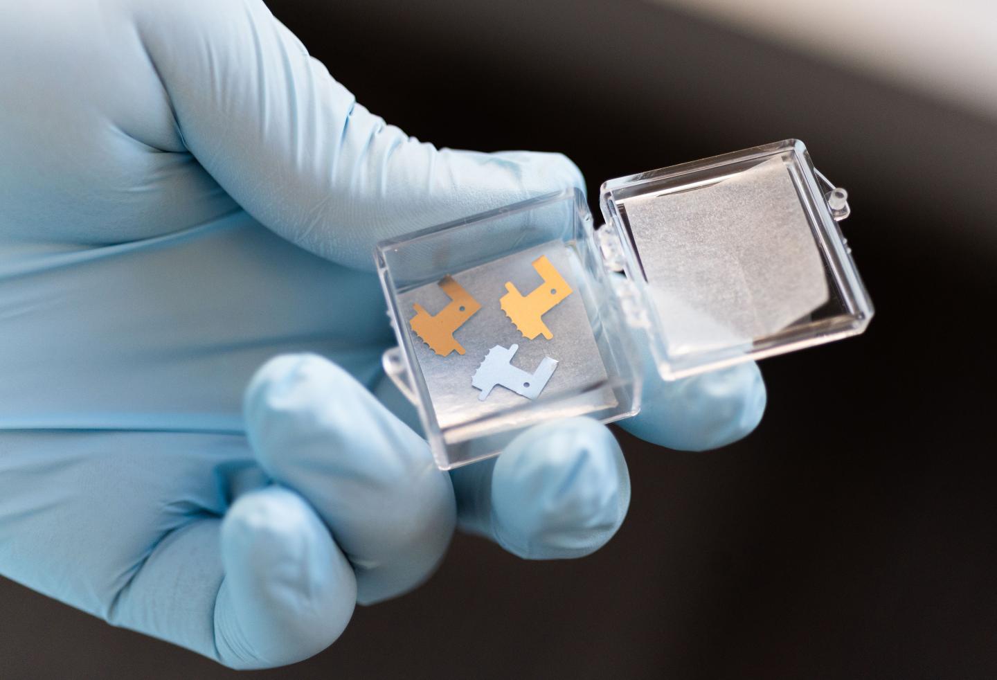 Microneedle patches for extraction of interstitial fluid
