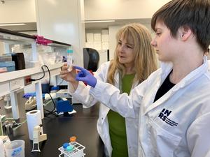 Professor Simona Stäger and Eva Purdy (Master’s student, INRS), in their laboratory at Institut national de la recherche scientifique (INRS) in Québec