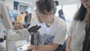 Student Lolan CHIU identifying marine species she found on an ARMS under a microscope.