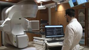 Study senior author Dr. Mohamed Abazeed demonstrates a prototype AI tool that summarizes cancer pathology reports, shown here in a radiation oncology setting.
