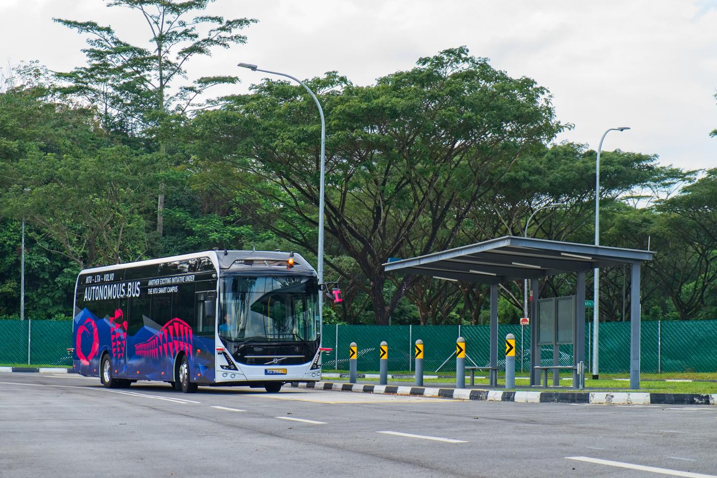 World's First Full-Size, Autonomous Electric Bus (1 of 2)