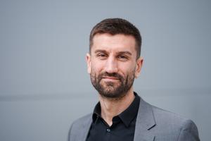 Electronic switches made from smart polymer films