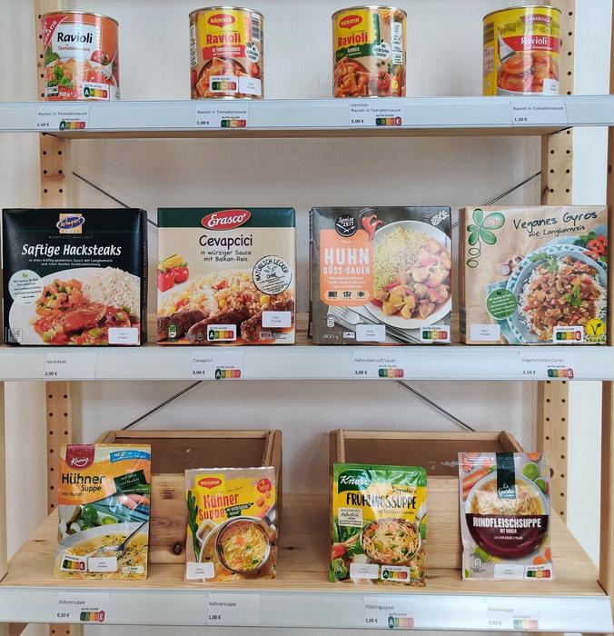 A simulated shopping experience created for the experiment, featuring multi-coloured Nutri-Score labels on the packaging and the price tags.