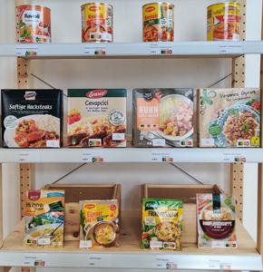 A simulated shopping experience created for the experiment, featuring multi-coloured Nutri-Score labels on the packaging and the price tags.
