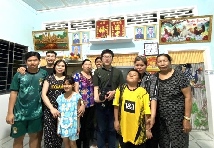 Shimojo and the family he stayed with during his research in Vietnam