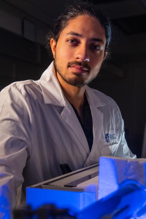 Rice researchers show graphene nanowrinkles can reshape electricity