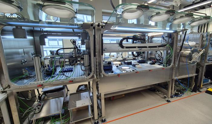 The E-MAP consists of a self-contained system, in which robots conduct automated material experiments in a protective atmosphere. (Photo: Holger Röhm, KIT)