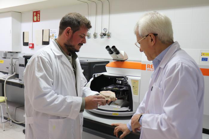 Researchers Daniel Cosano Hidalgo and José Rafael Ruiz Arrebola