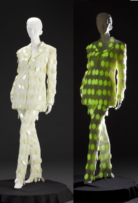 The hidden chemistry behind glow-in-the-dark art