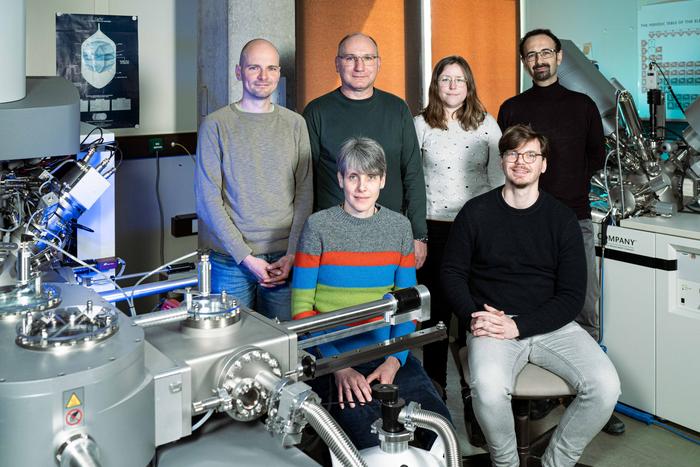 New semiconductor material AlYN - group photo