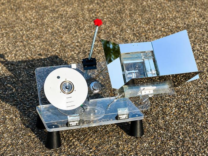 Prototype of the hybrid sun–universe energy harvester for the simultaneous generation of electricity, heating, and cooling. (Foto: Gan Huang, KIT)