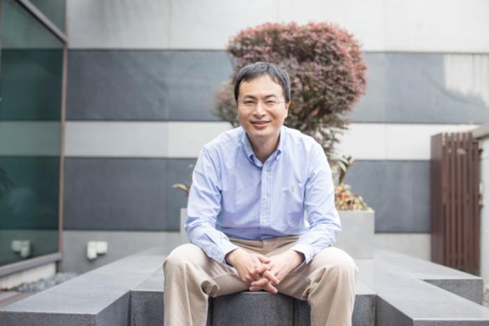 SMU Associate Professor Takashi Kunimoto