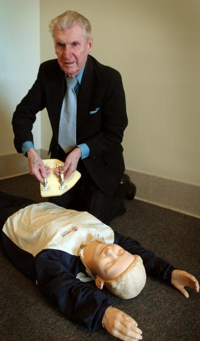 Leslie Geddes Demonstrates New CPR Technique