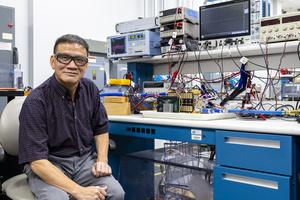 Inverse-synchronized dual-inverter