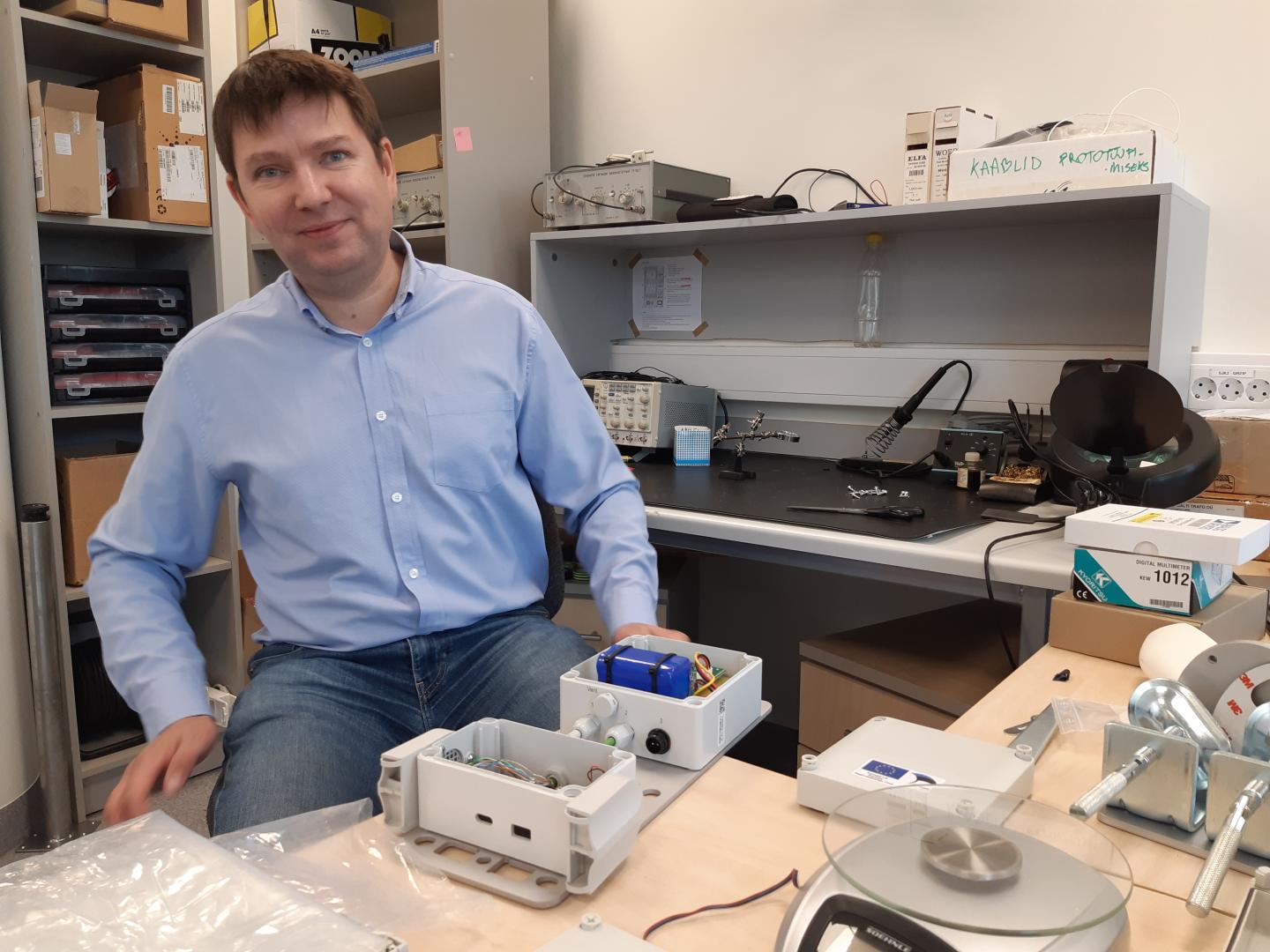 Early Stage Researcher in Taltech Jaanus Kaugerand with sensor