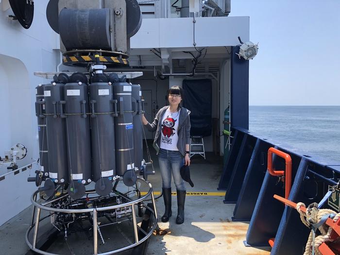 Xin Sun and sampling bottles