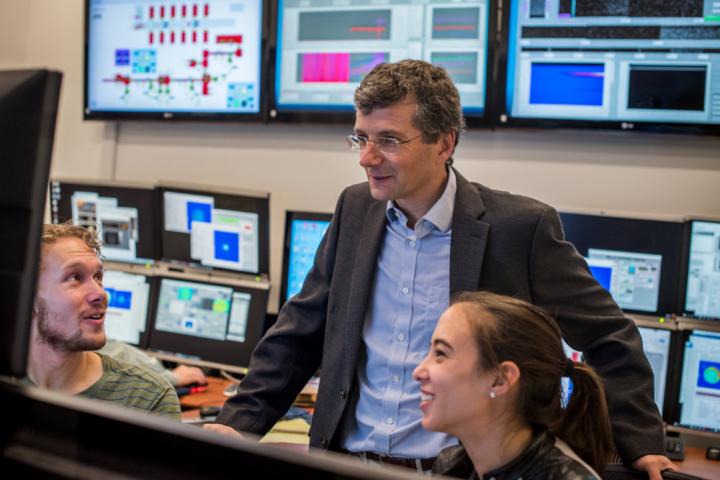 Wim Leemans in Berkeley Lab's BELLA Laser Control Room
