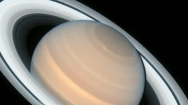 Hubble Zooms in on Saturn
