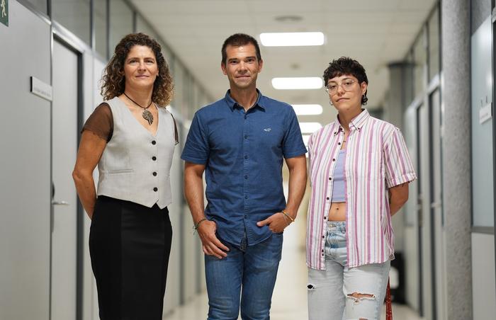 From left to right: V. Laura Barrio Cagigal, Full Professor at the EHU, Ion Agirre Arisketa, Associate Professor at the EHU and Irene Rey Aguilera, Predoctoral Researcher at the EHU