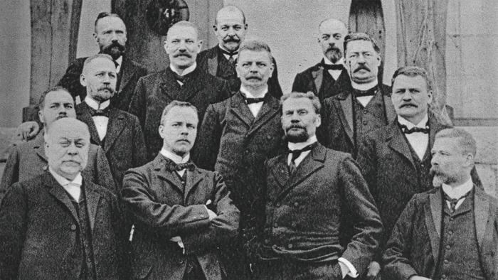 Members of the Kagaali at Träskända Manor on 10 April 1903.