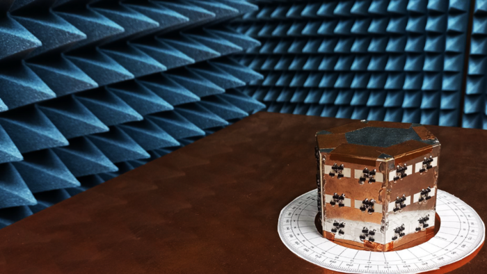 Metasurface-based waveform-selective reconfigurable antenna.