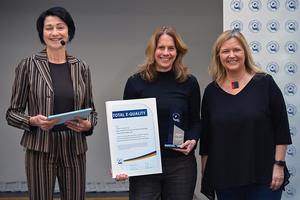 Christine Vogler (center), Equal Opportunities Officer at Leibniz-HKI, accepted the TOTAL E-QUALITY award and the Sustainability Award.