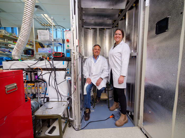 Mid-size bioaerosol chamber
