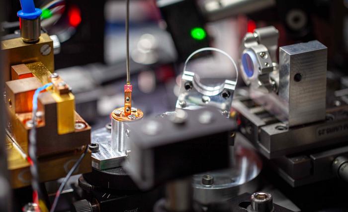 Laser threshold magnetometry
