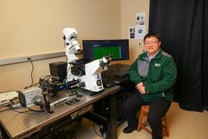 Xiaojun Ren with single-molecule microscopy