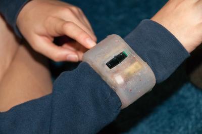 Amulet Computational Jewelry for Health Care (1 of 2)